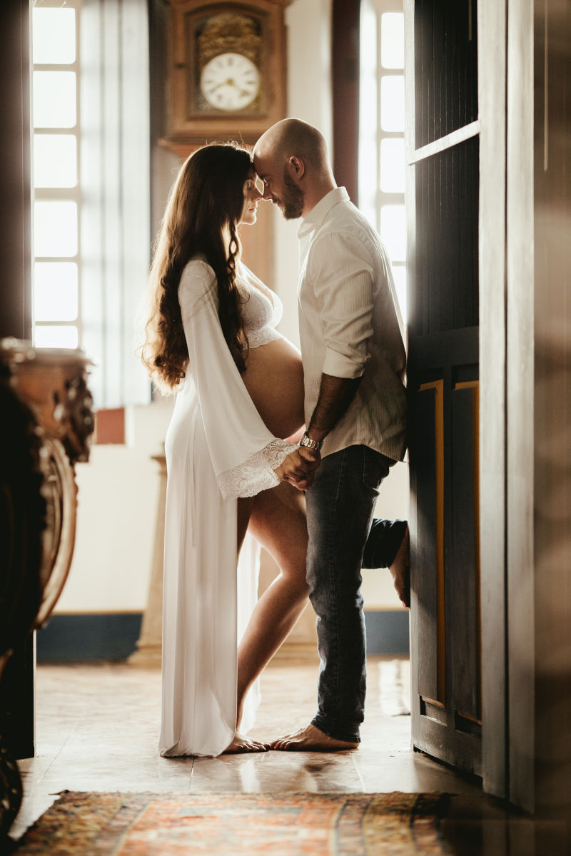 Sweet Expectations: a maternity posing and lighting guide - The Milky Way -  a photographer's resource | Maternity poses, Photography poses, Posing tips