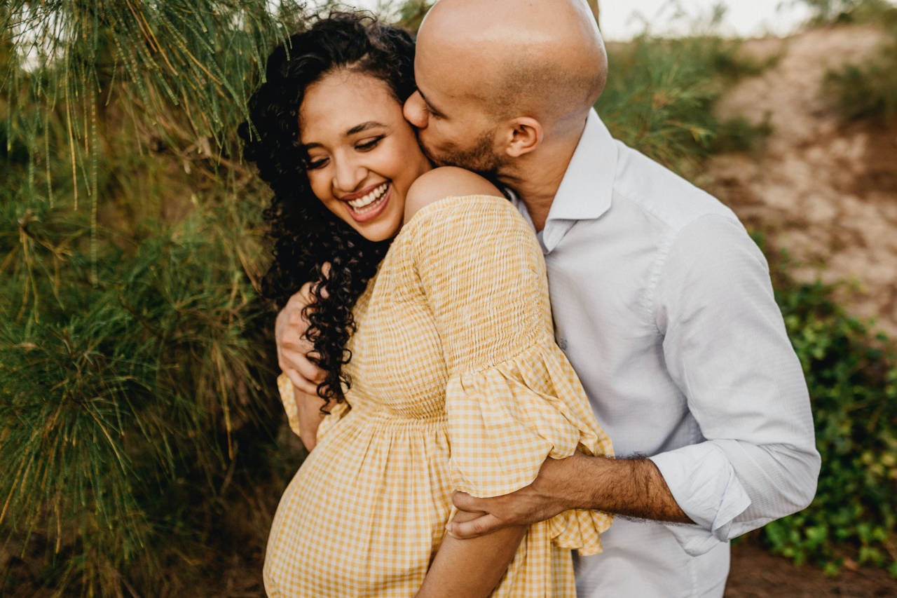 25 Stunning Couple Maternity Photoshoot Ideas