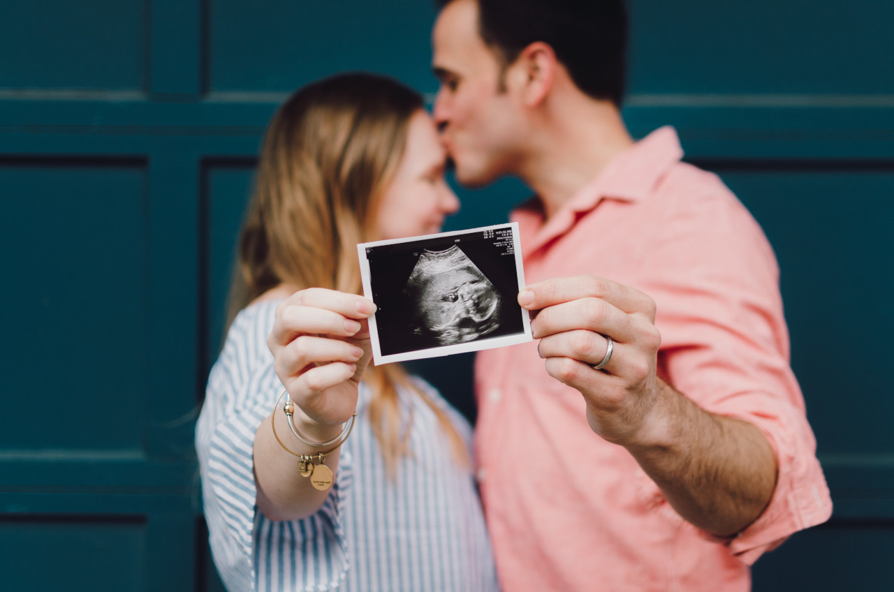 maternity photoshoot of couple with ultrasound photo