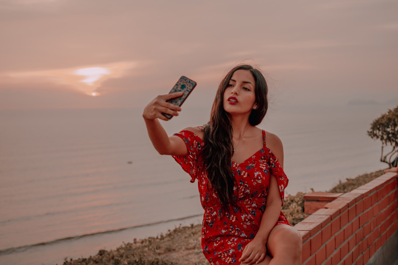How To Take a Good Selfie - Tips for Taking Pictures of Yourself